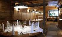 Unsere Hotel - der urige Speisesaal mit altem Holz   - gay wandern in Matrei-Osttirol